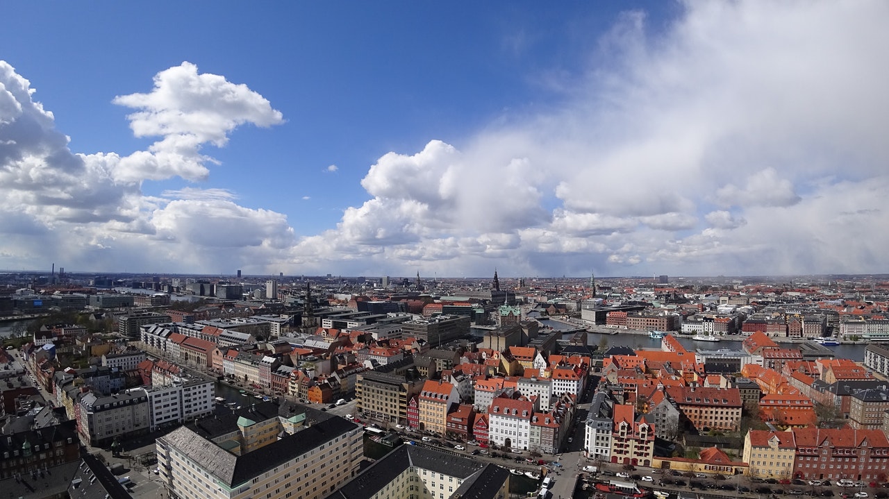 København oppefra med blå himmel