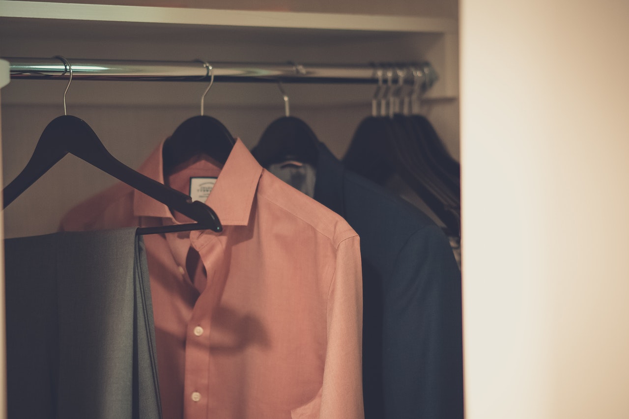 Skjorter hænger i skab i garderobe
