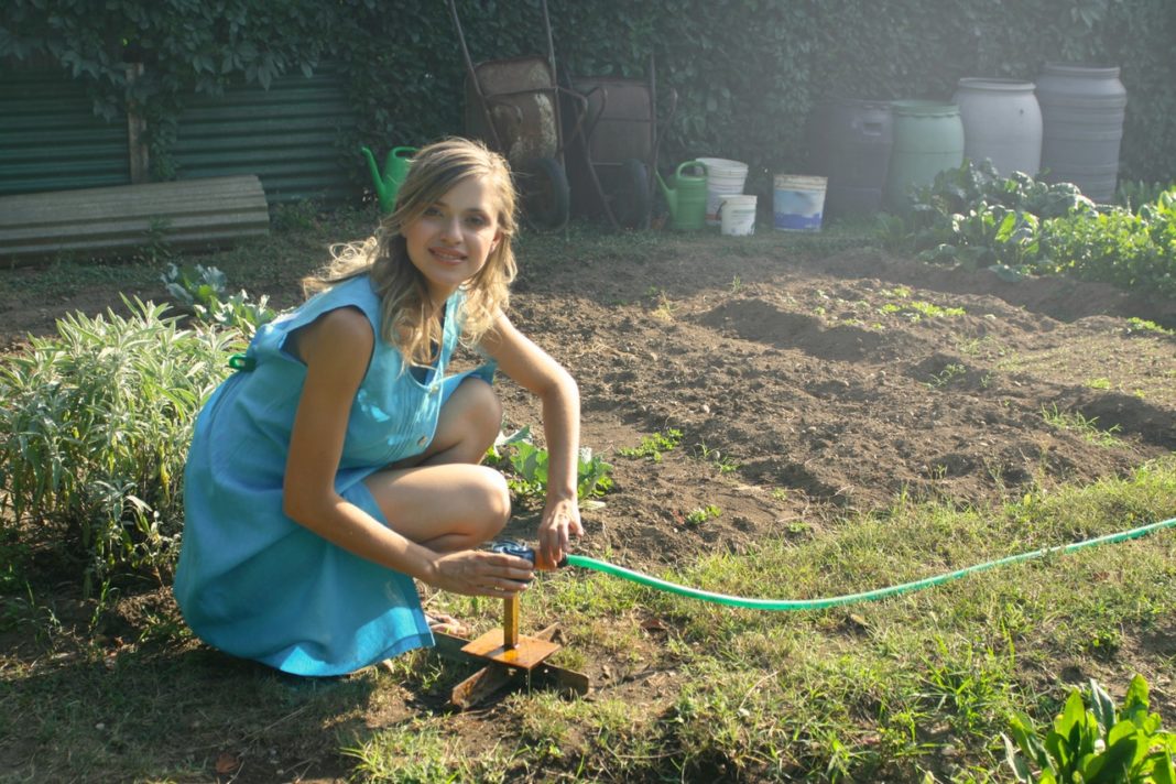 Kvinde laver havearbejde